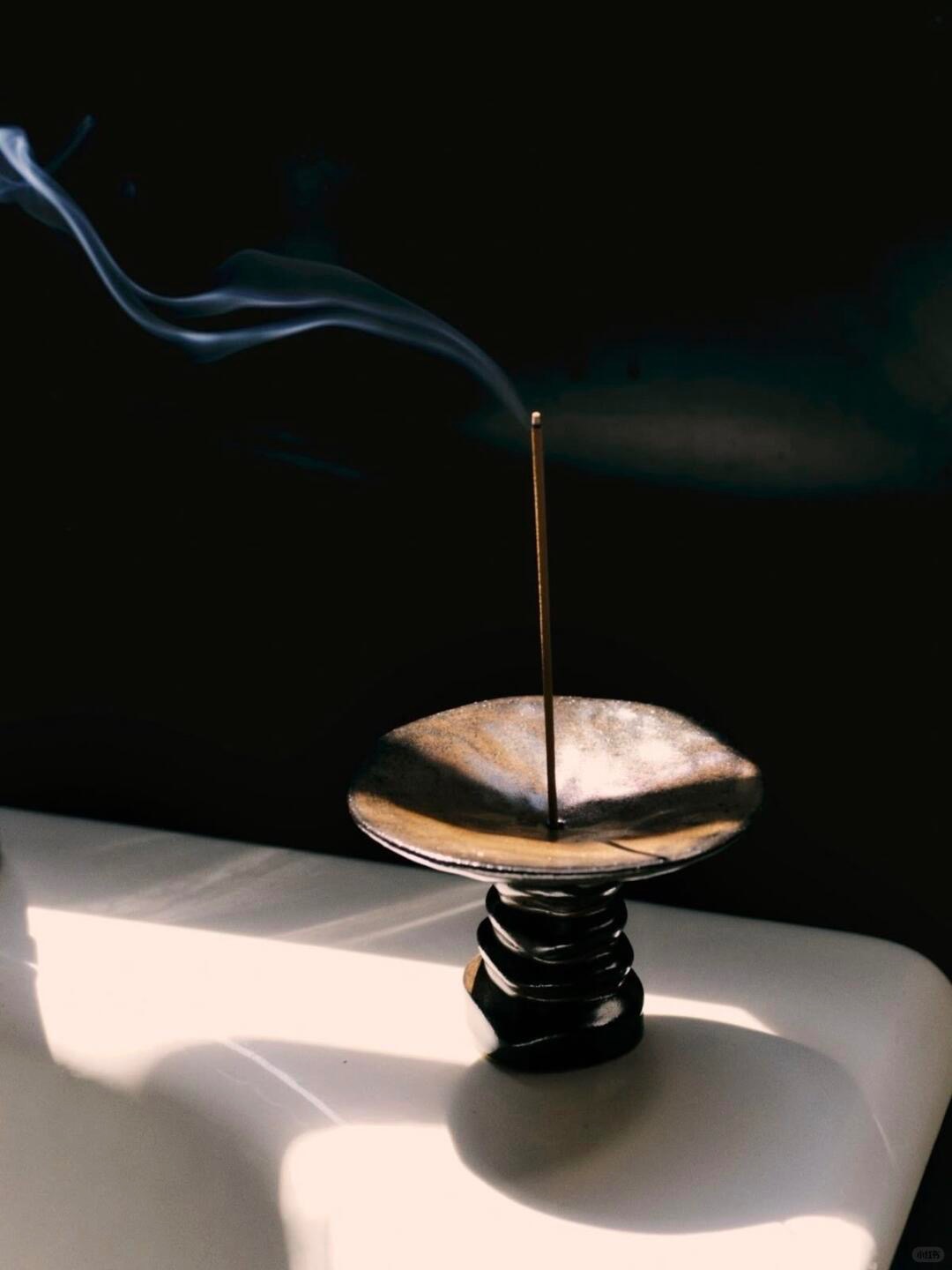 燃香器物与烟雾